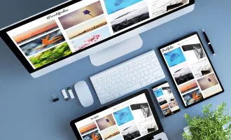ポートフォリオサイトが開かれたパソコンやタブレットの画像