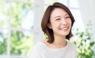 笑顔の女性の画像