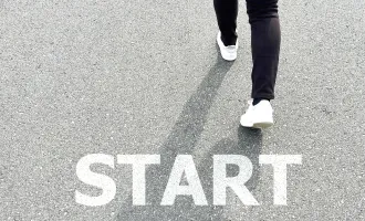 startの文字と歩き出す人の画像