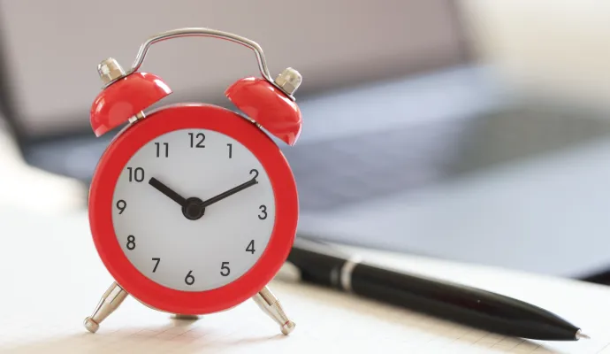 赤い目覚まし時計の画像