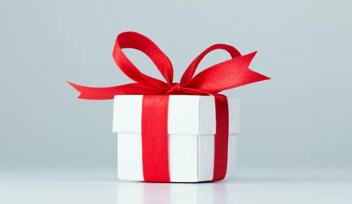 白い箱に赤いリボンで装飾したプレゼントの箱